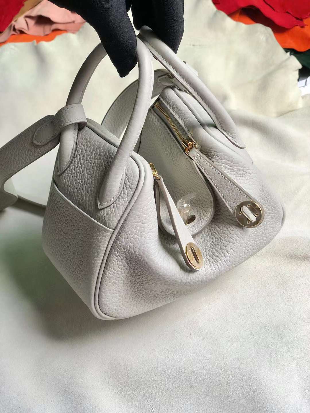 Hermès（爱马仕）Mini Lindy 迷你琳迪包 Clemence 原厂进口大牛皮 Ck80 珍珠灰 金扣 19cm 全手工蜡线缝制 Ghw