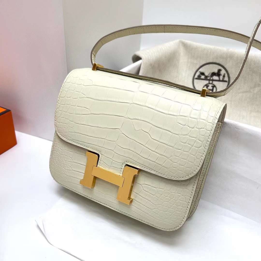 Hermès（爱马仕）Constance 康康 雾面美洲鳄鱼 8L 奶油白 金扣 19cm 全手工蜡线缝制 Ghw