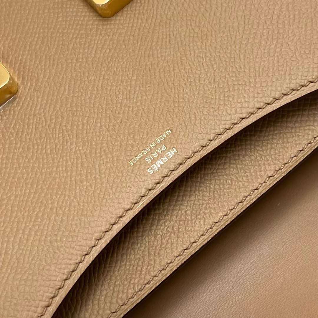 Hermès（爱马仕）Constance 空姐包 Epsom 0M 奶茶色 金扣 19cm 全手工蜡线缝制 Ghw