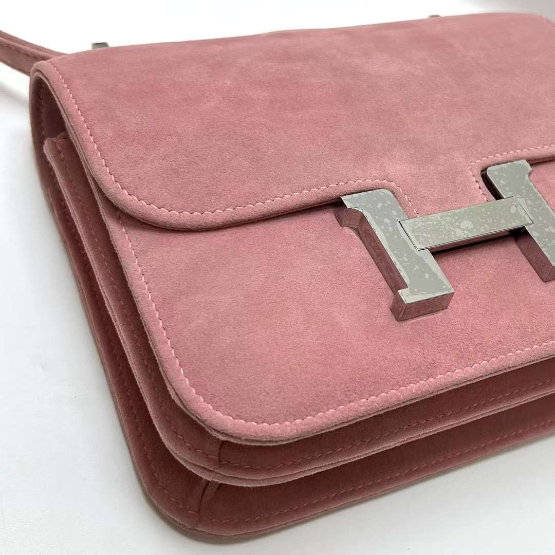 Hermès（爱马仕）Constance 空姐包 Suede 进口麂皮 干玫瑰粉 银扣 19cm 全手工蜡线缝制 Phw