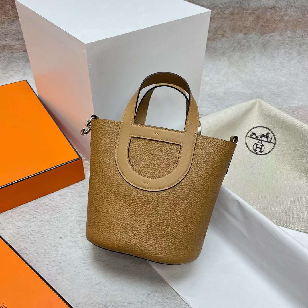 Hermès（爱马仕）In The Loop 猪鼻子 菜篮子 Clemence 拼 Swift 4B 饼干色 银扣 18cm 全手工蜡线缝制 Phw