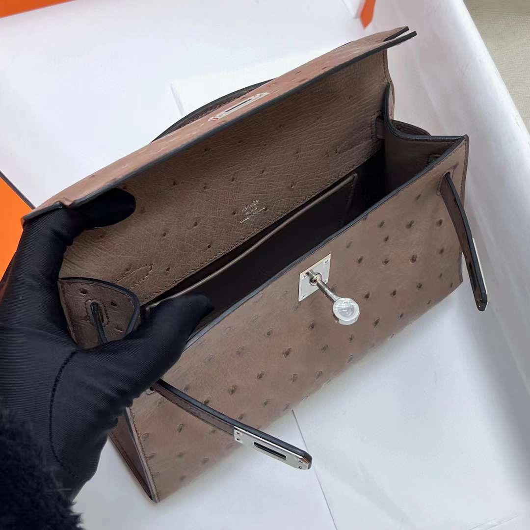 Hermès（爱马仕）Mini Kelly Pochette Ostrich 鸵鸟皮 慕斯灰 银扣 22cm 全手工蜡线缝制 Phw