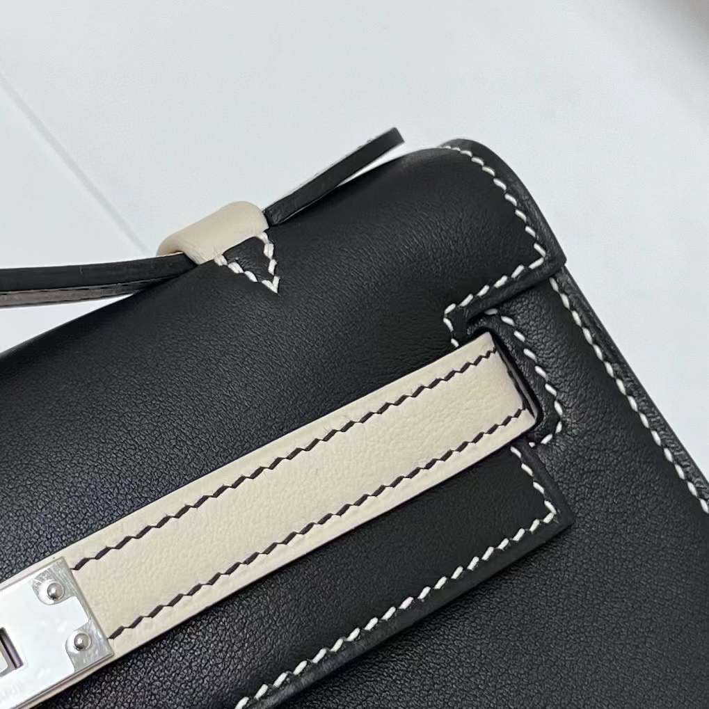 Hermès（爱马仕）Mini Kelly Pochette Swift Ck89 黑色 拼 Ck10 奶昔白 银扣 22cm 全手工蜡线缝制 Phw