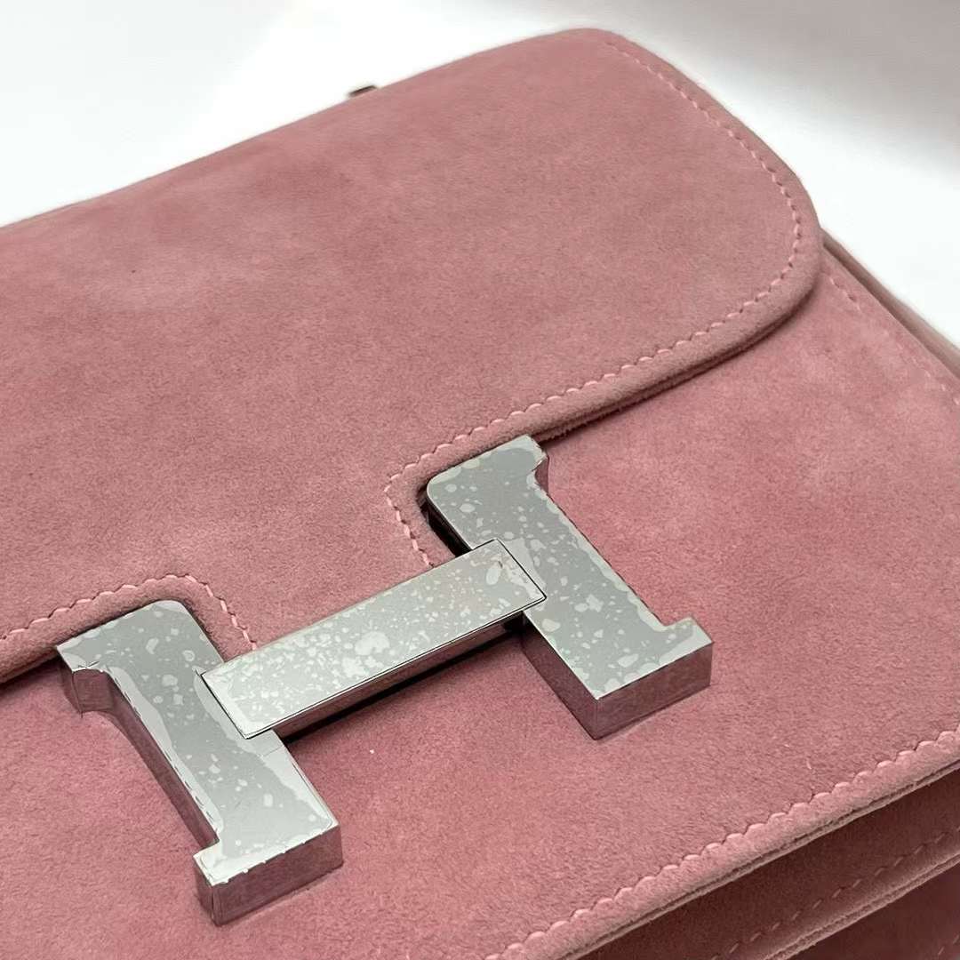 Hermès（爱马仕）Constance 空姐包 Suede 进口麂皮 干玫瑰粉 银扣 19cm 全手工蜡线缝制 Phw