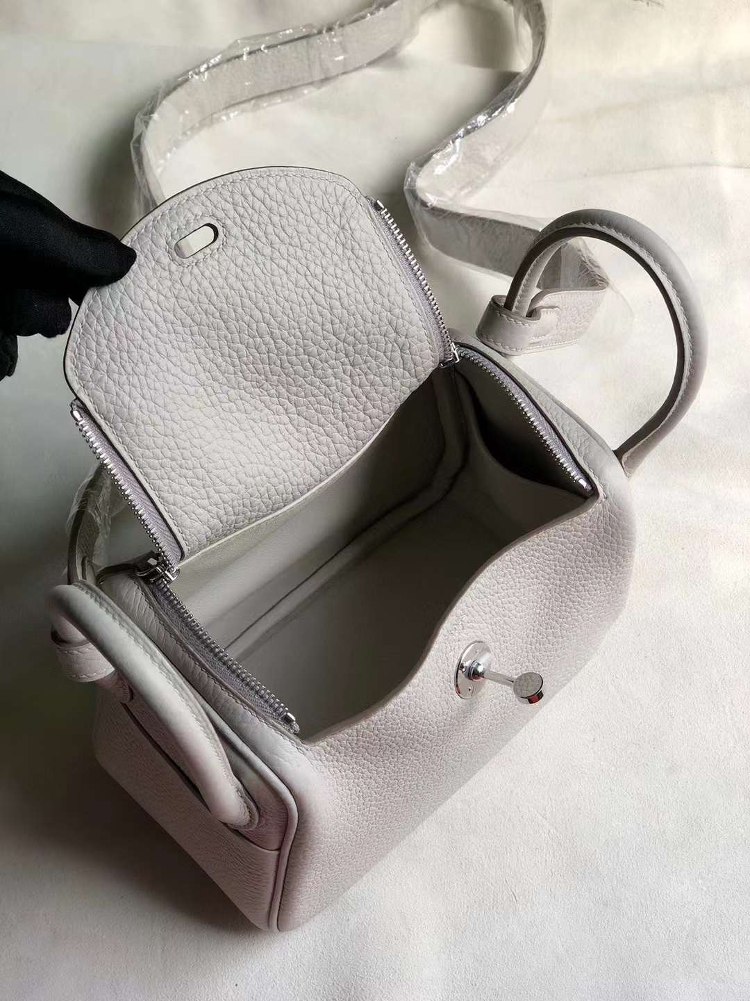 Hermès（爱马仕）Mini Lindy 迷你琳迪包 Clemence 原厂进口大牛皮 Ck80 珍珠灰 银扣 19cm 全手工蜡线缝制 Phw