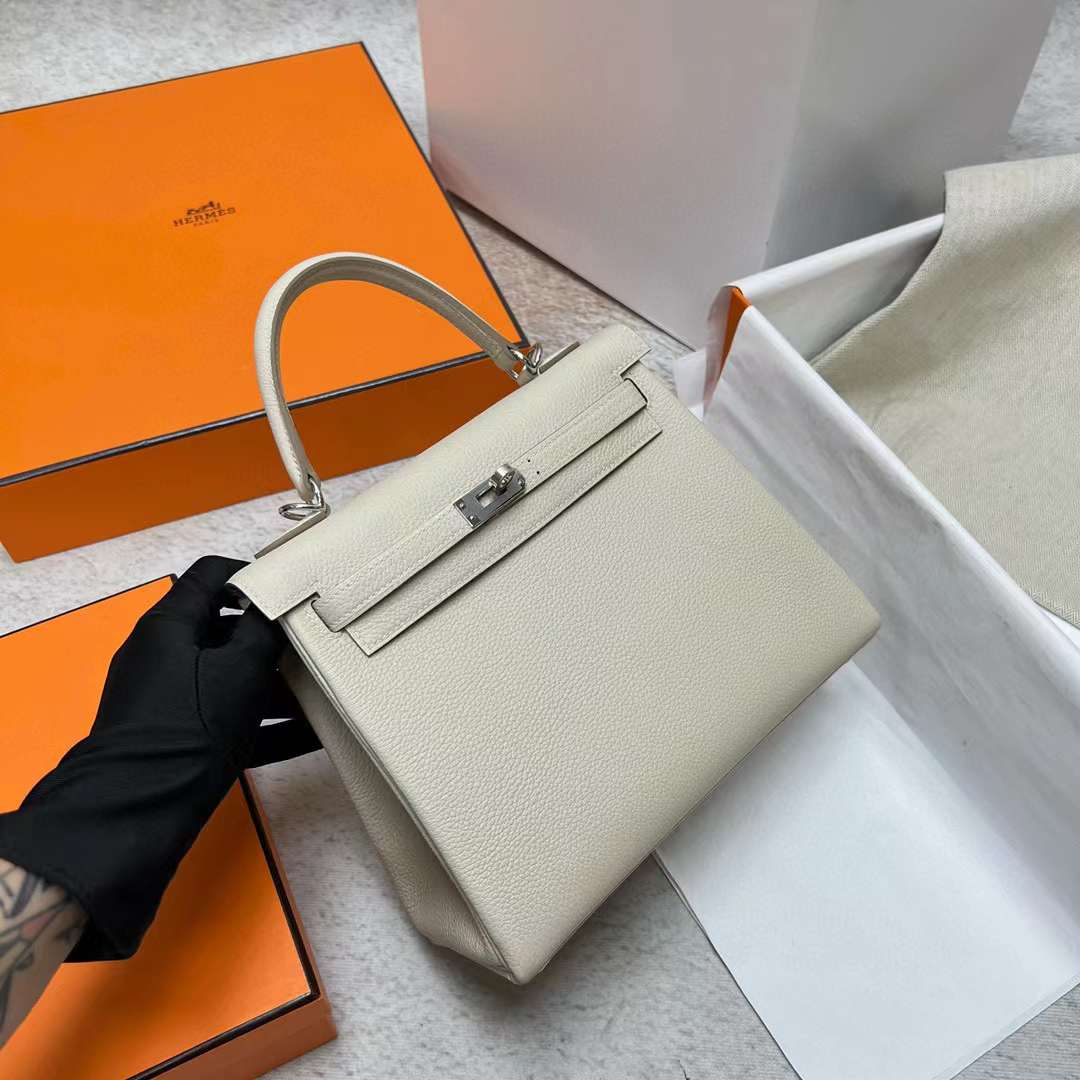 Hermès（爱马仕）Kelly 凯莉包 Togo皮 Ck10 奶昔白 银扣 25cm 全手工蜡线缝制 Phw