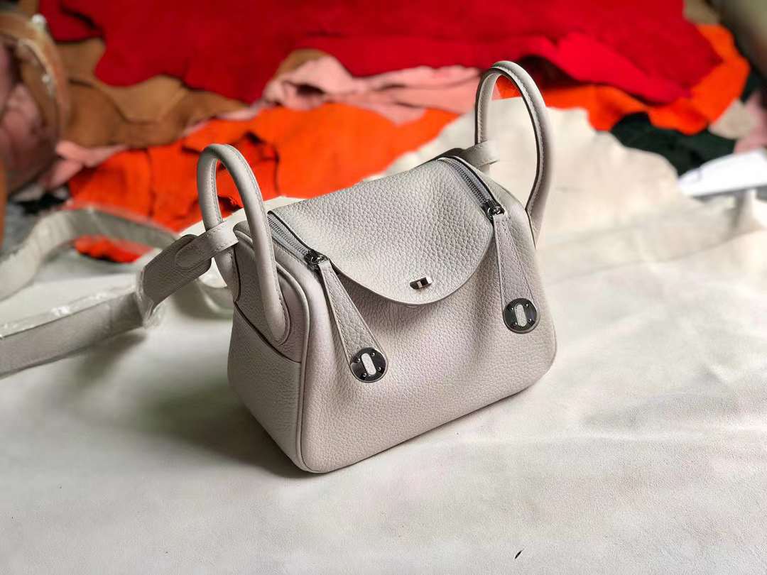 Hermès（爱马仕）Mini Lindy 迷你琳迪包 Clemence 原厂进口大牛皮 Ck80 珍珠灰 银扣 19cm 全手工蜡线缝制 Phw
