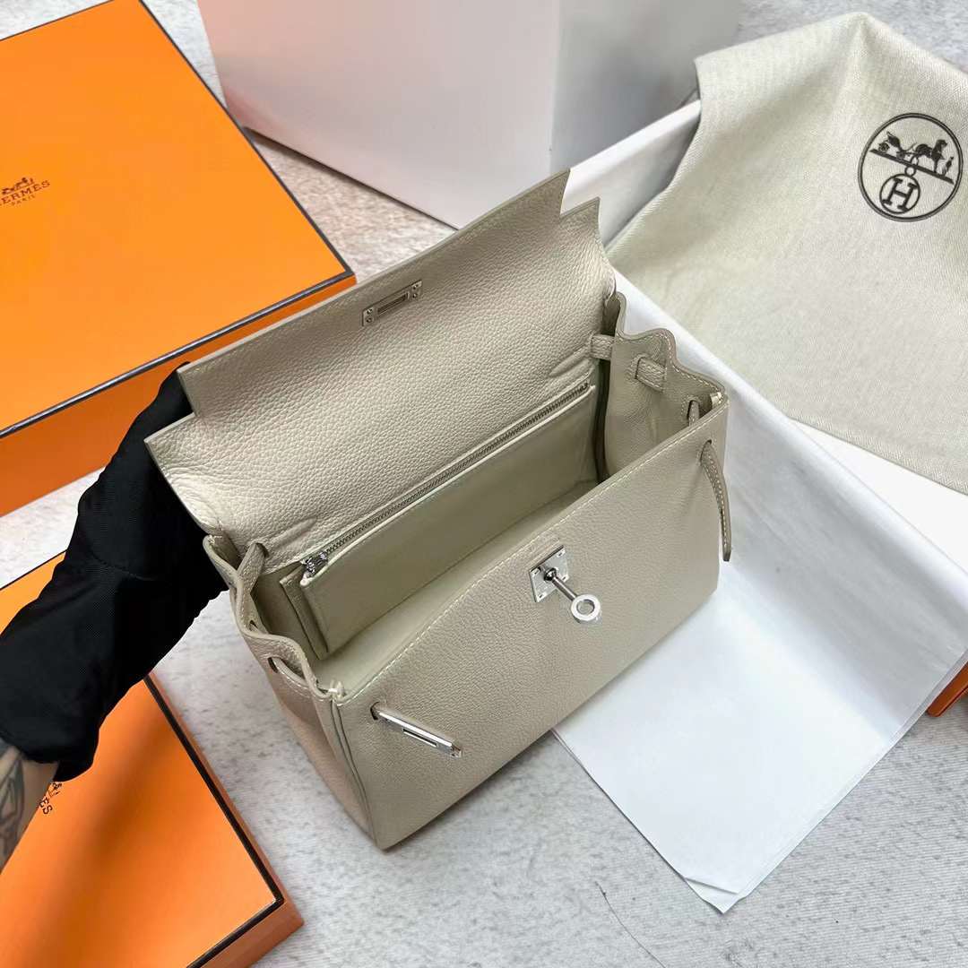 Hermès（爱马仕）Kelly 凯莉包 Togo皮 Ck10 奶昔白 银扣 25cm 全手工蜡线缝制 Phw