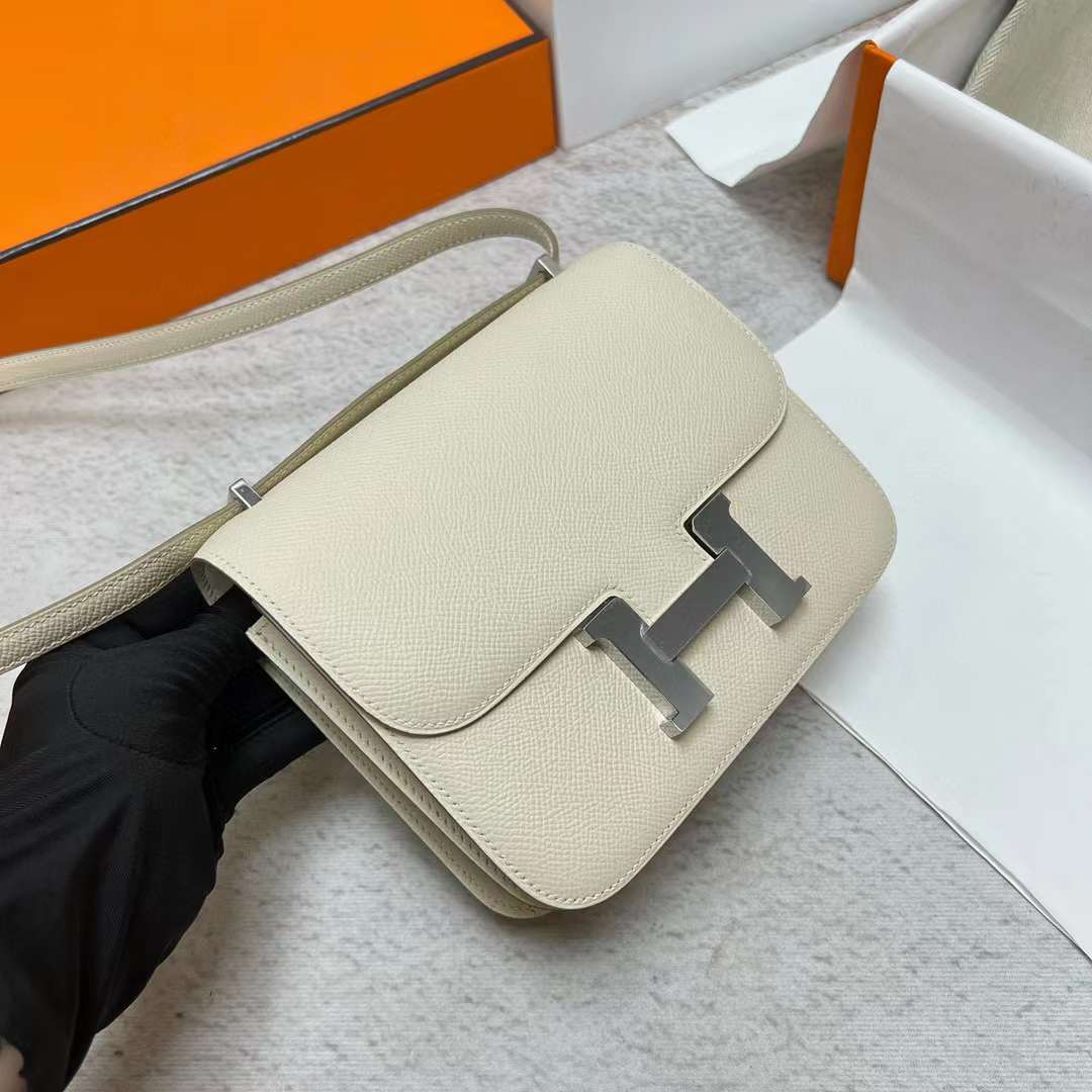 Hermès（爱马仕）Constance 空姐包 Epsom Ck10 奶昔白 银扣 19cm 全手工蜡线缝制 Phw