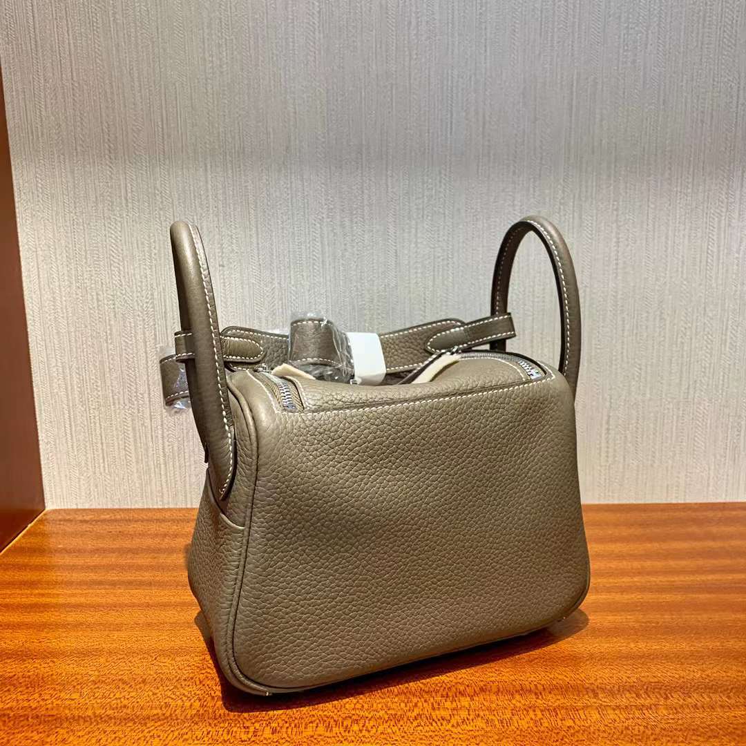 Hermès（爱马仕）Mini Lindy 迷你琳迪包 Clemence 原厂进口大牛皮 Ck18 大象灰 银扣 19cm 全手工蜡线缝制 Phw