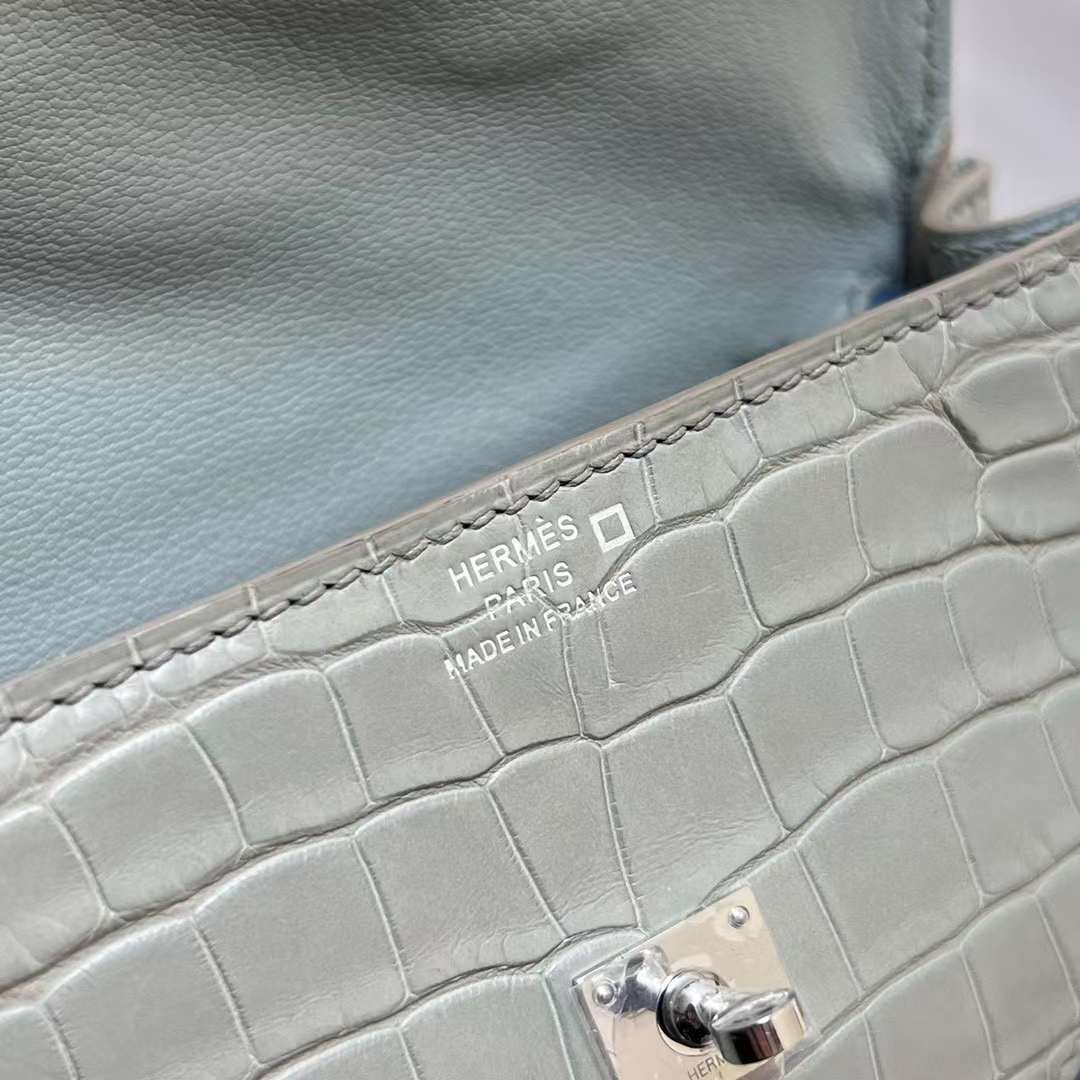 Hermès（爱马仕）Kelly doll 雾面美洲鳄鱼 Matte Alligator Crocodile 拼 Swift Ck80 珍珠灰 拼 深邃蓝 银扣 16cm Phw