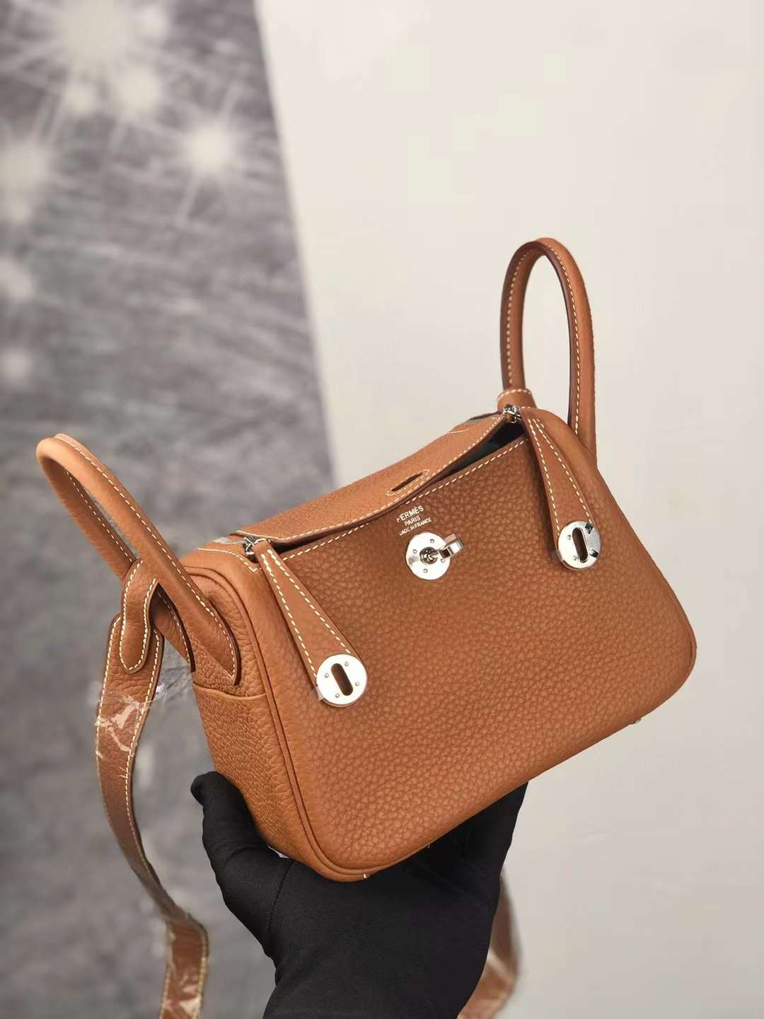 Hermès（爱马仕）Mini Lindy 迷你琳迪包 Clemence 原厂进口大牛皮 Ck37 金棕色 银扣 19cm 全手工蜡线缝制 Phw