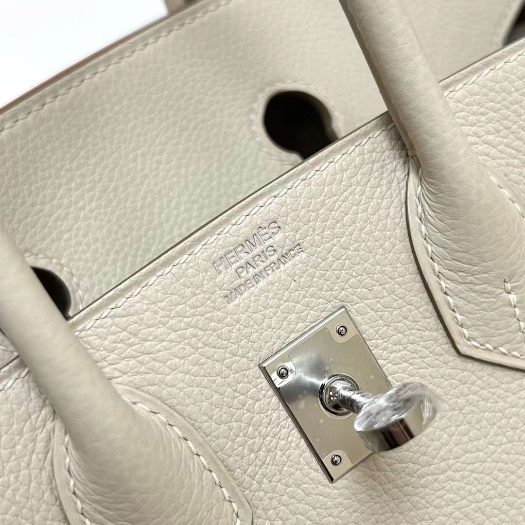 Hermès（爱马仕）Birkin 铂金包 Togo皮 Ck10 奶昔白 银扣 25cm 全手工蜡线缝制 Phw