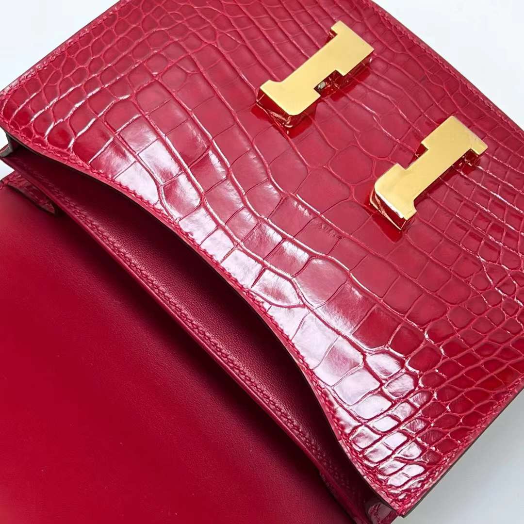 Hermès（爱马仕）Constance 空姐包 亮面美洲鳄鱼 Ck95 法拉利红 金扣 19cm 全手工蜡线缝制 Ghw