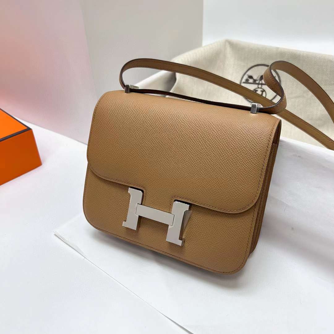 Hermès（爱马仕）Constance 空姐包 Epsom 0M 奶茶色 银扣 19cm 全手工蜡线缝制 Phw