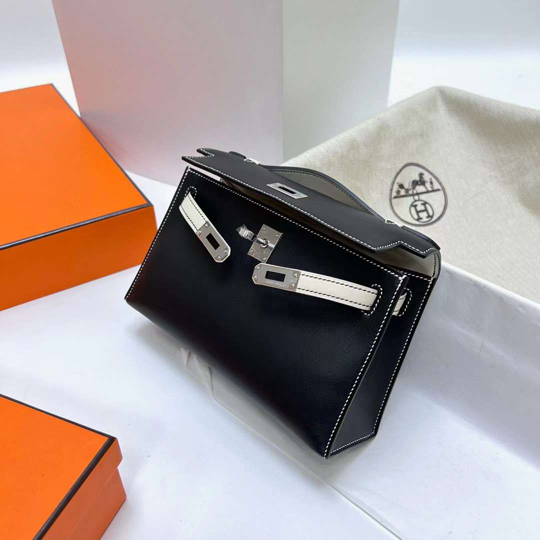 Hermès（爱马仕）Mini Kelly Pochette Swift Ck89 黑色 拼 Ck10 奶昔白 银扣 22cm 全手工蜡线缝制 Phw