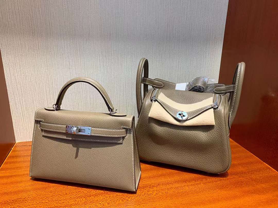 Hermès（爱马仕）Mini Lindy 迷你琳迪包 Clemence 原厂进口大牛皮 Ck18 大象灰 银扣 19cm 全手工蜡线缝制 Phw