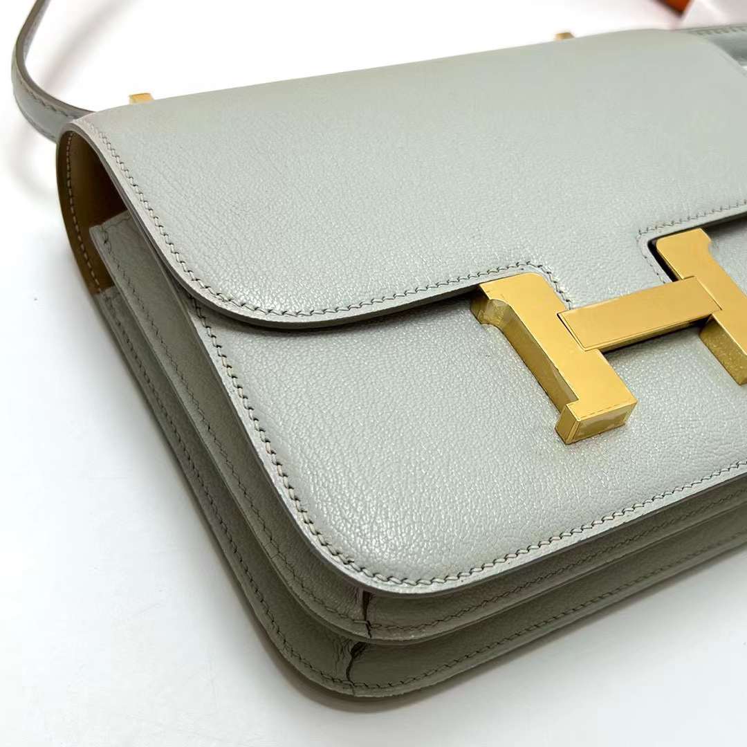 Hermès（爱马仕）Constance 空姐包 Chevre 进口山羊皮 Ck80 珍珠灰 内拼 4B 饼干色 金扣 19cm 全手工蜡线缝制 Ghw