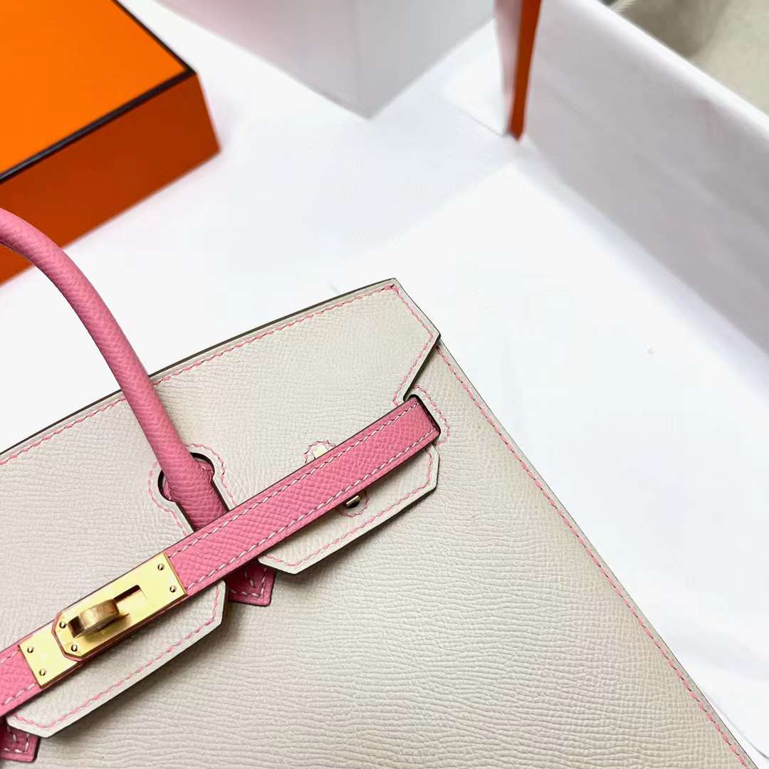 Hermès（爱马仕）Birkin 铂金包 Sellier Epsom Ck10 奶昔白 拼 1Q 奶昔粉 拉丝金扣 25cm 全手工蜡线缝制 Mghw