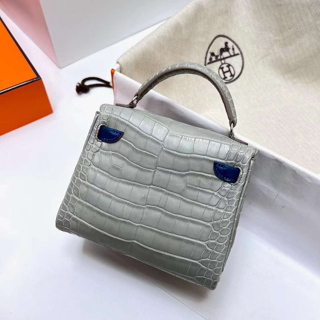 Hermès（爱马仕）Kelly doll 雾面美洲鳄鱼 Matte Alligator Crocodile 拼 Swift Ck80 珍珠灰 拼 深邃蓝 银扣 16cm Phw