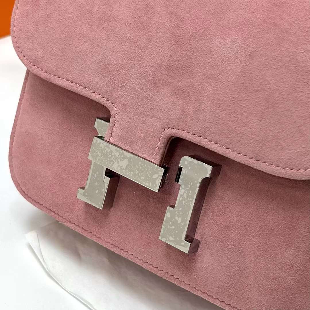 Hermès（爱马仕）Constance 空姐包 Suede 进口麂皮 干玫瑰粉 银扣 19cm 全手工蜡线缝制 Phw