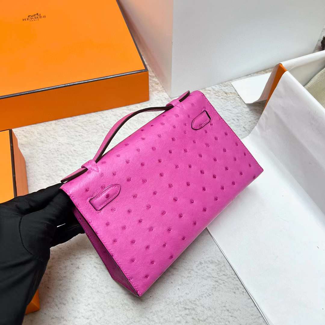 Hermès（爱马仕）Mini Kelly Pochette Ostrich 鸵鸟皮 9i 玉兰粉 银扣 22cm 全手工蜡线缝制 Phw