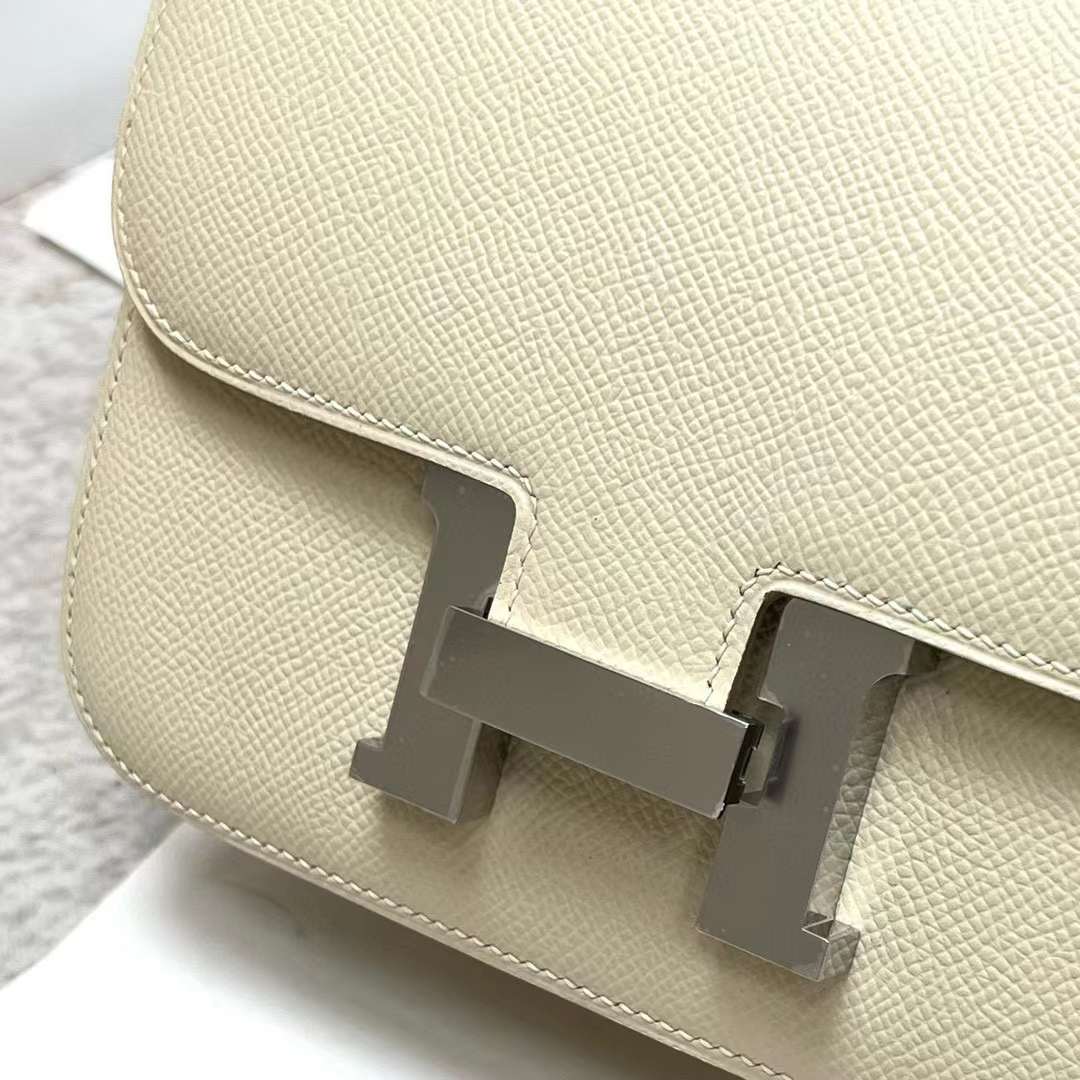 Hermès（爱马仕）Constance 空姐包 Epsom Ck10 奶昔白 银扣 19cm 全手工蜡线缝制 Phw