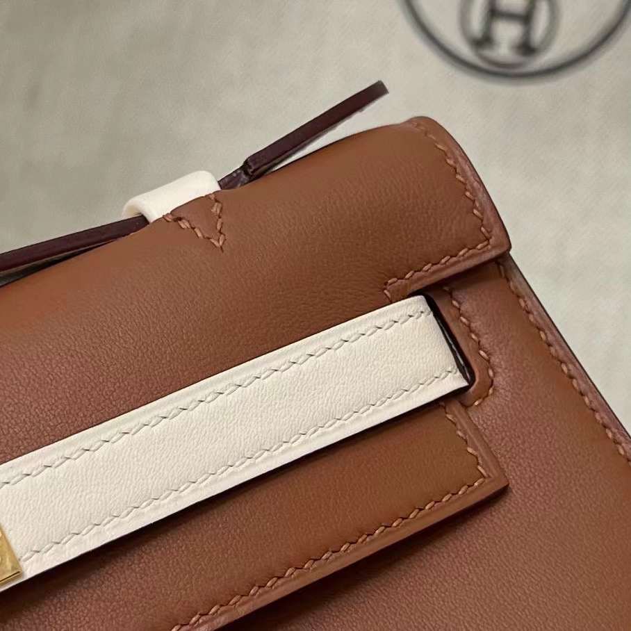 Hermès（爱马仕）Mini Kelly Pochette Swift Ck37 金棕色 拼 i2 奶油白 金扣 22cm 全手工蜡线缝制 Ghw