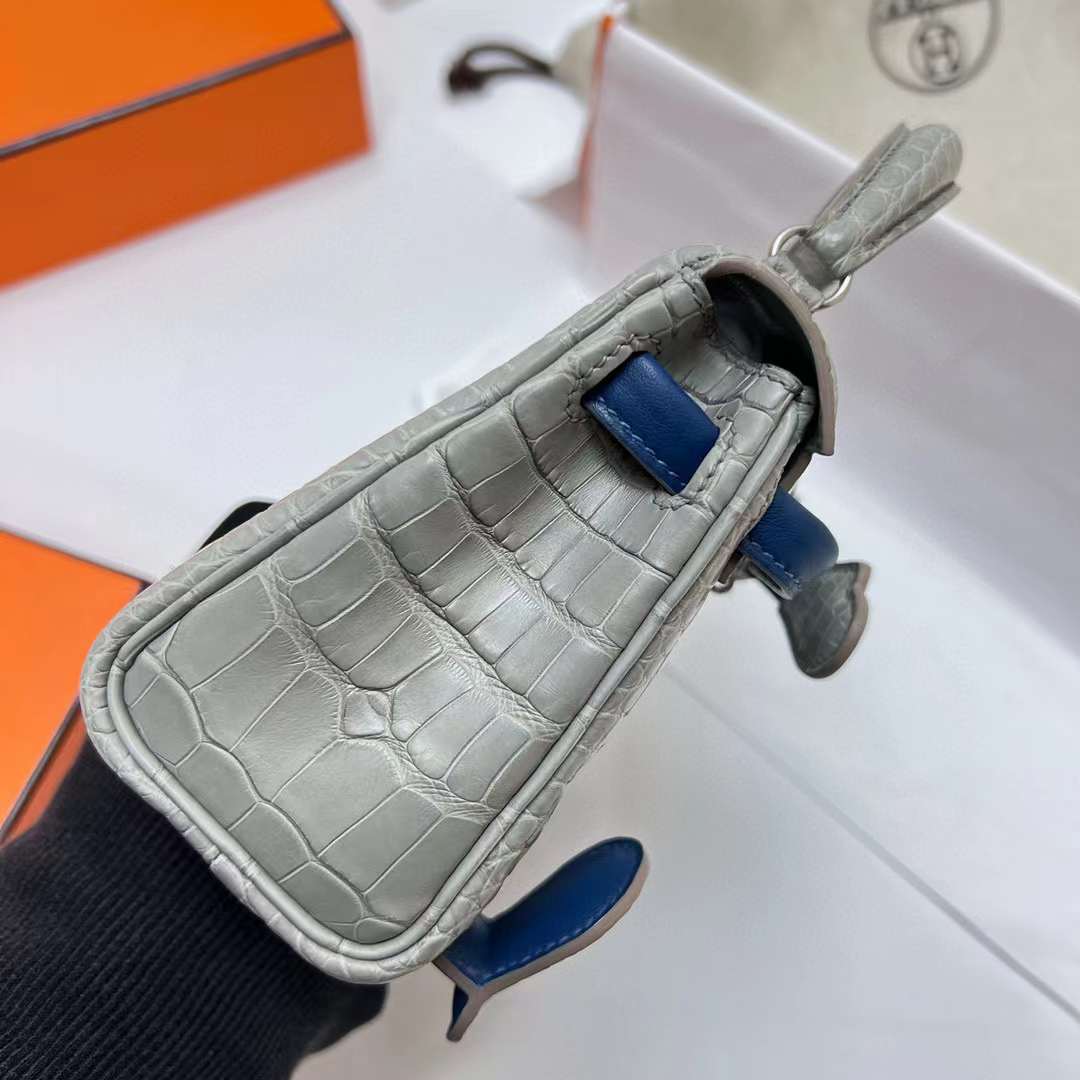 Hermès（爱马仕）Kelly doll 雾面美洲鳄鱼 Matte Alligator Crocodile 拼 Swift Ck80 珍珠灰 拼 深邃蓝 银扣 16cm Phw