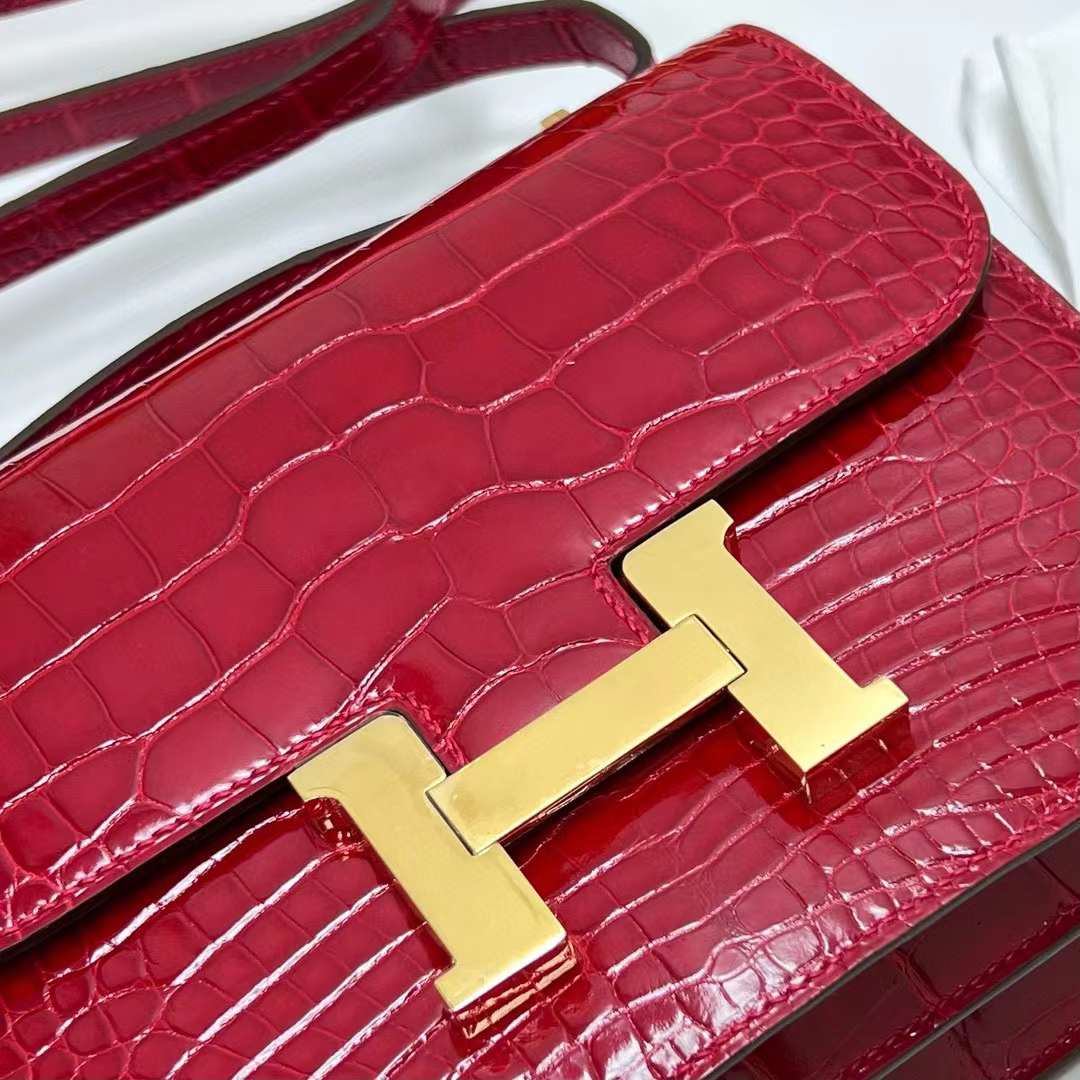 Hermès（爱马仕）Constance 空姐包 亮面美洲鳄鱼 Ck95 法拉利红 金扣 19cm 全手工蜡线缝制 Ghw