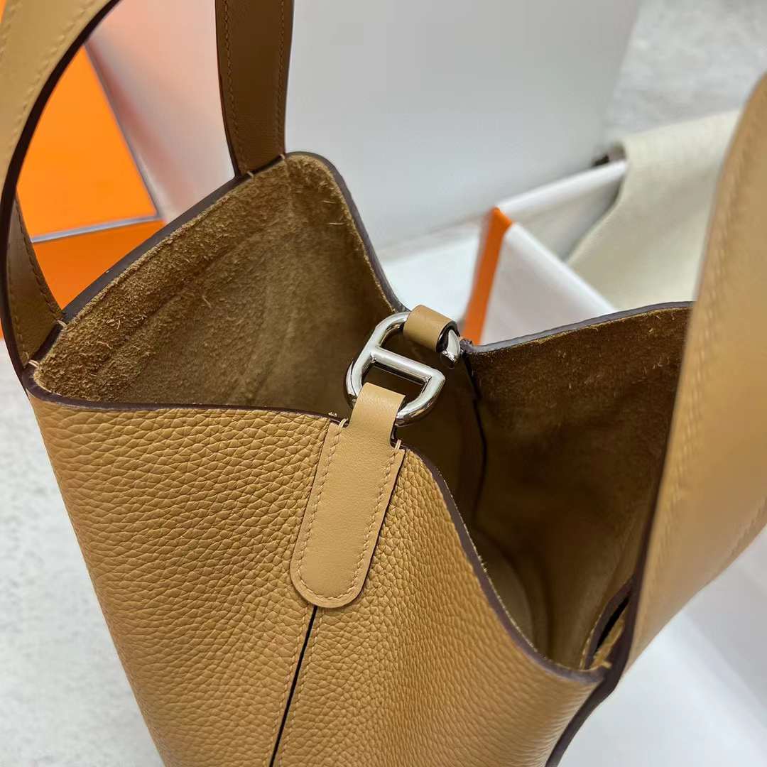 Hermès（爱马仕）In The Loop 猪鼻子 菜篮子 Clemence 拼 Swift 4B 饼干色 银扣 18cm 全手工蜡线缝制 Phw