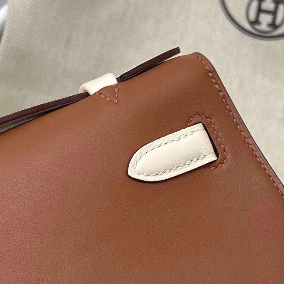 Hermès（爱马仕）Mini Kelly Pochette Swift Ck37 金棕色 拼 i2 奶油白 金扣 22cm 全手工蜡线缝制 Ghw