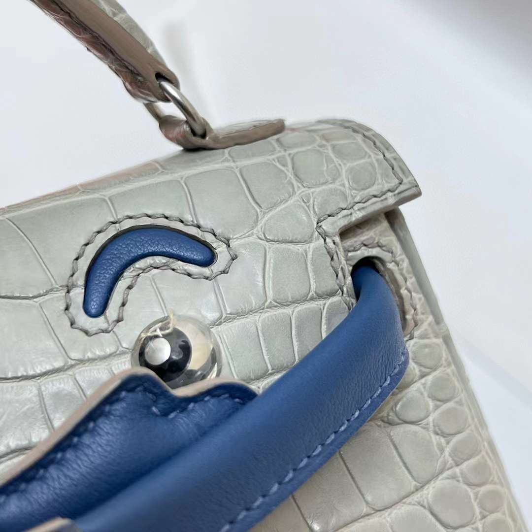 Hermès（爱马仕）Kelly doll 雾面美洲鳄鱼 Matte Alligator Crocodile 拼 Swift Ck80 珍珠灰 拼 深邃蓝 银扣 16cm Phw