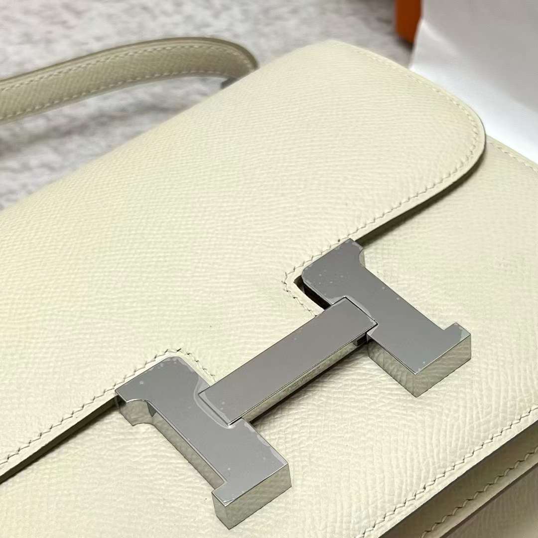 Hermès（爱马仕）Constance 空姐包 Epsom Ck10 奶昔白 银扣 19cm 全手工蜡线缝制 Phw