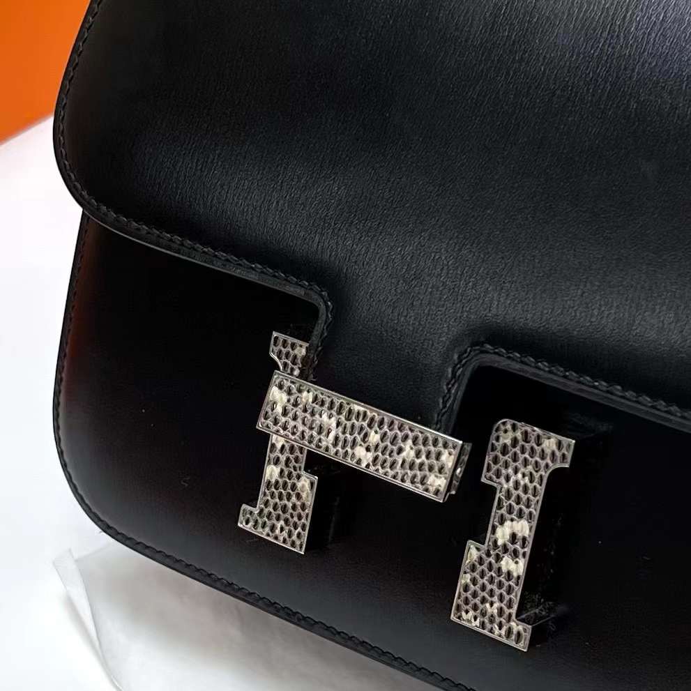 Hermès（爱马仕）Constance 空姐包 Box皮 Ck89 黑色 拼 自然色 蜥蜴扣 19cm 全手工蜡线缝制 Phw