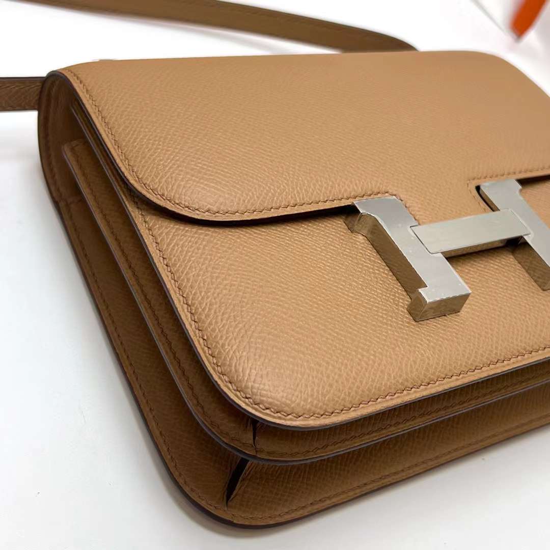 Hermès（爱马仕）Constance 空姐包 Epsom 0M 奶茶色 银扣 19cm 全手工蜡线缝制 Phw