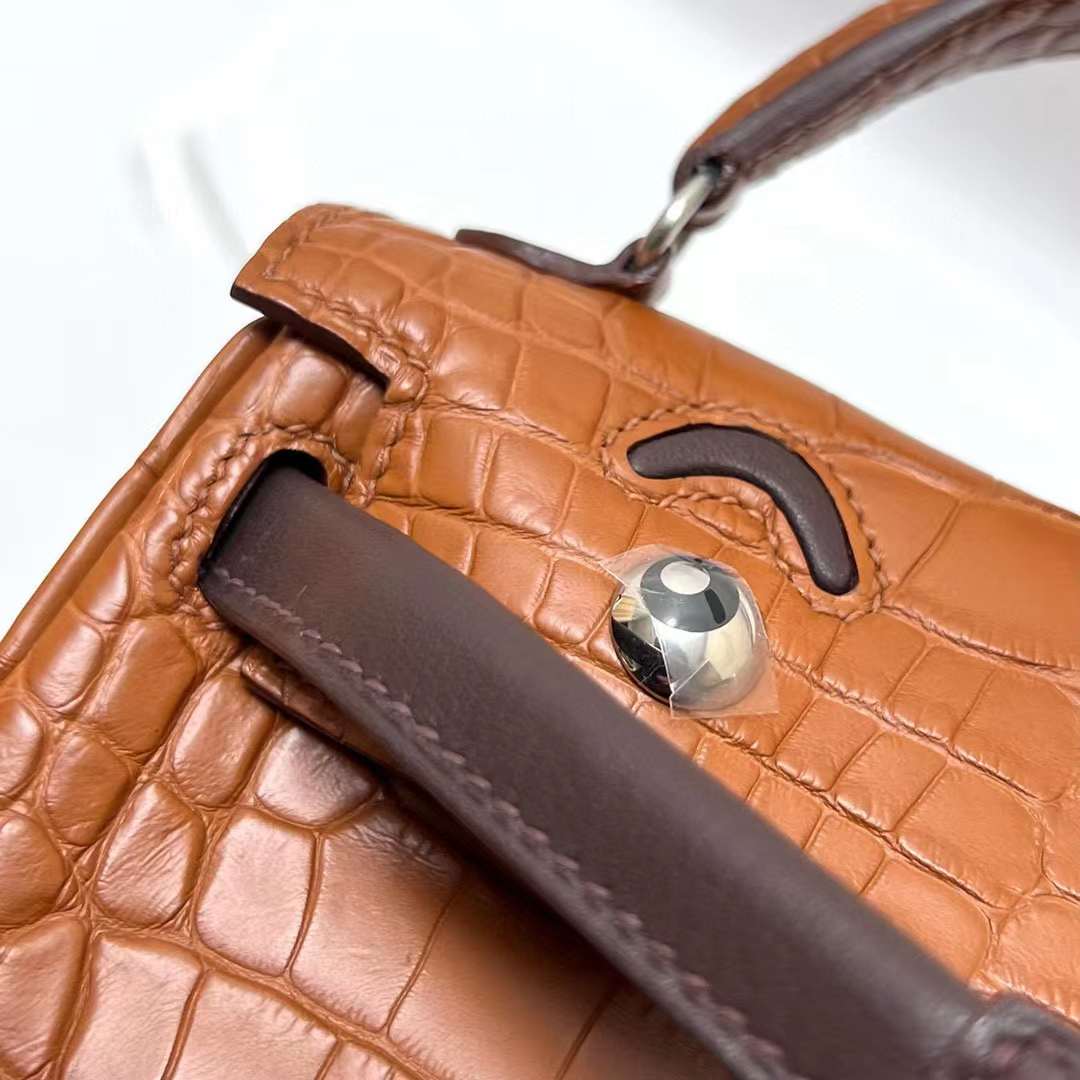 Hermès（爱马仕）Kelly doll 雾面美洲鳄鱼 Matte Alligator Crocodile 拼 Swift Ck37 金棕色 拼 乌木色 银扣 16cm Phw