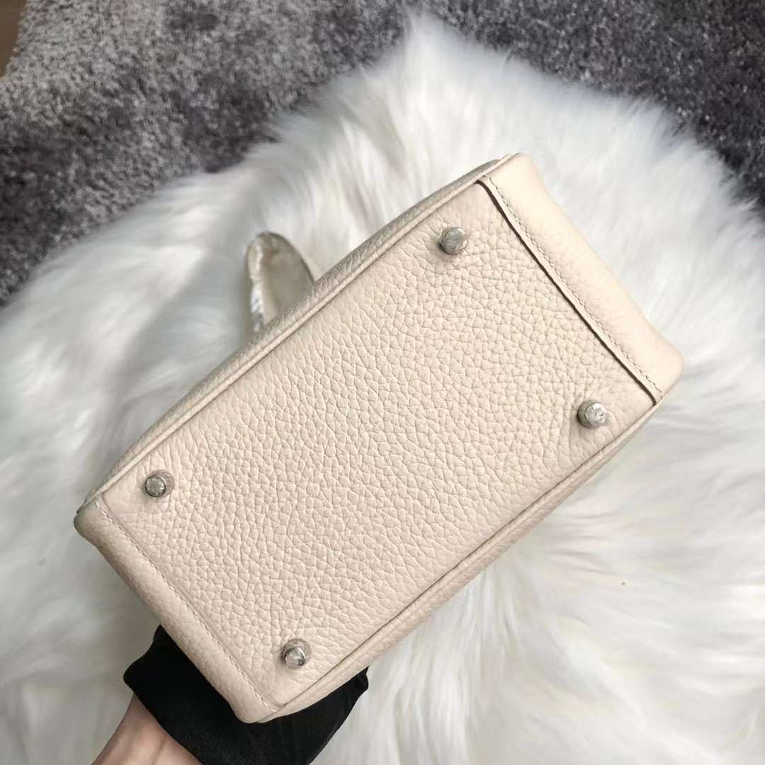 Hermès（爱马仕）Mini Lindy 迷你琳迪包 Clemence 原厂进口大牛皮 Ck10 奶昔白 银扣 19cm 全手工蜡线缝制 Phw