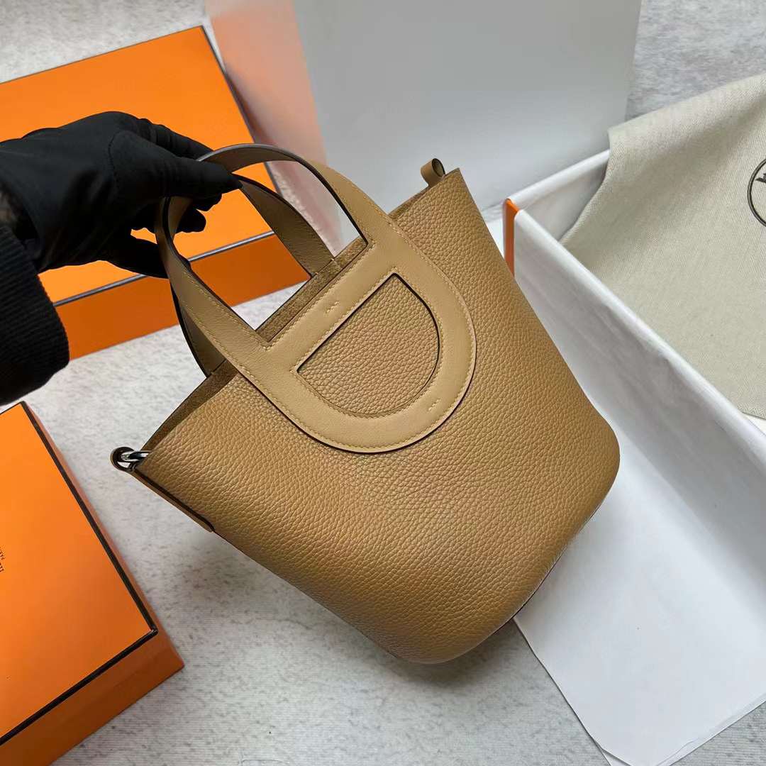 Hermès（爱马仕）In The Loop 猪鼻子 菜篮子 Clemence 拼 Swift 4B 饼干色 银扣 18cm 全手工蜡线缝制 Phw