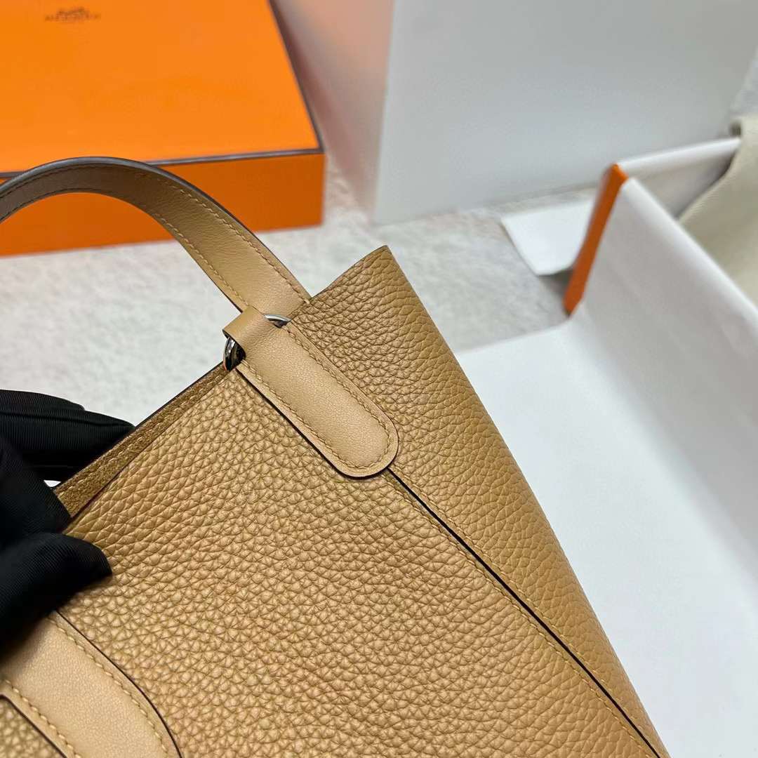 Hermès（爱马仕）In The Loop 猪鼻子 菜篮子 Clemence 拼 Swift 4B 饼干色 银扣 18cm 全手工蜡线缝制 Phw