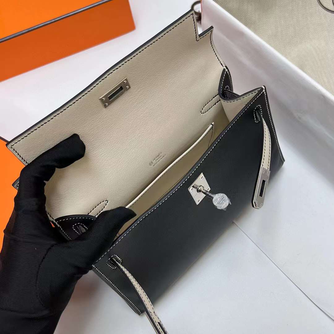 Hermès（爱马仕）Mini Kelly Pochette Swift Ck89 黑色 拼 Ck10 奶昔白 银扣 22cm 全手工蜡线缝制 Phw