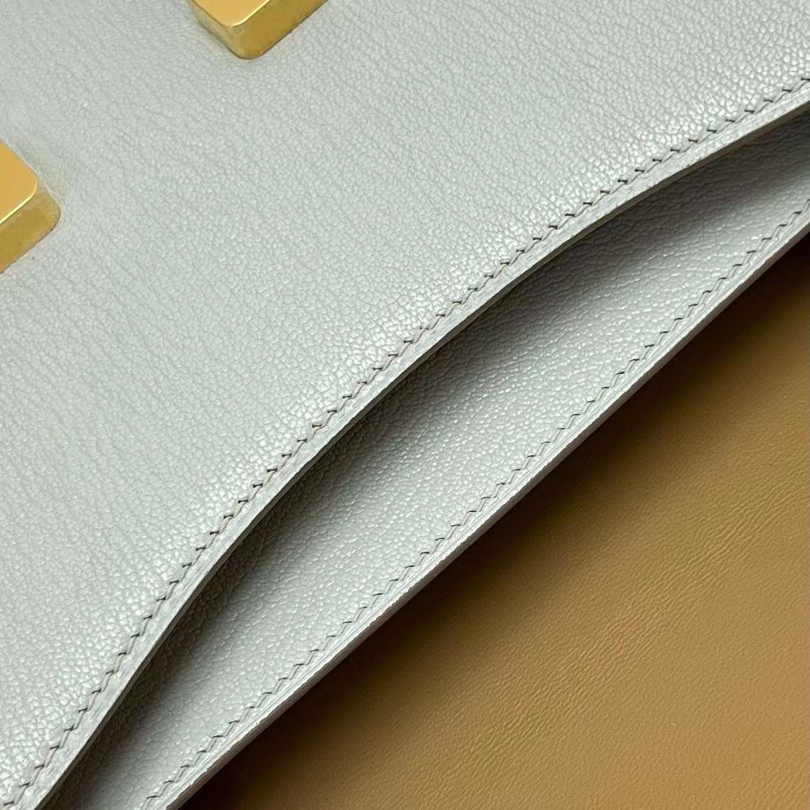 Hermès（爱马仕）Constance 空姐包 Chevre 进口山羊皮 Ck80 珍珠灰 内拼 4B 饼干色 金扣 19cm 全手工蜡线缝制 Ghw