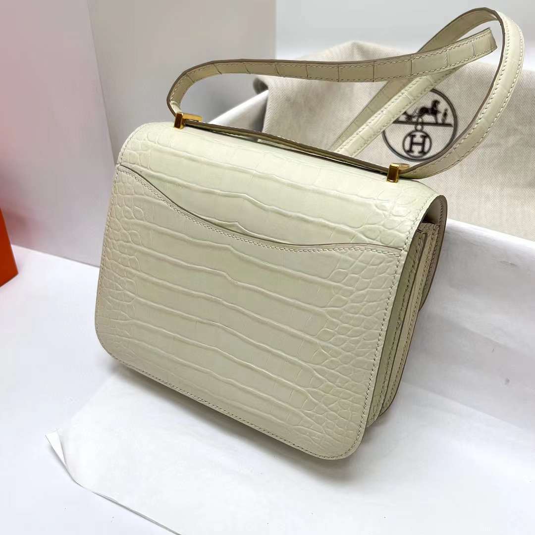 Hermès（爱马仕）Constance 康康 雾面美洲鳄鱼 8L 奶油白 金扣 19cm 全手工蜡线缝制 Ghw
