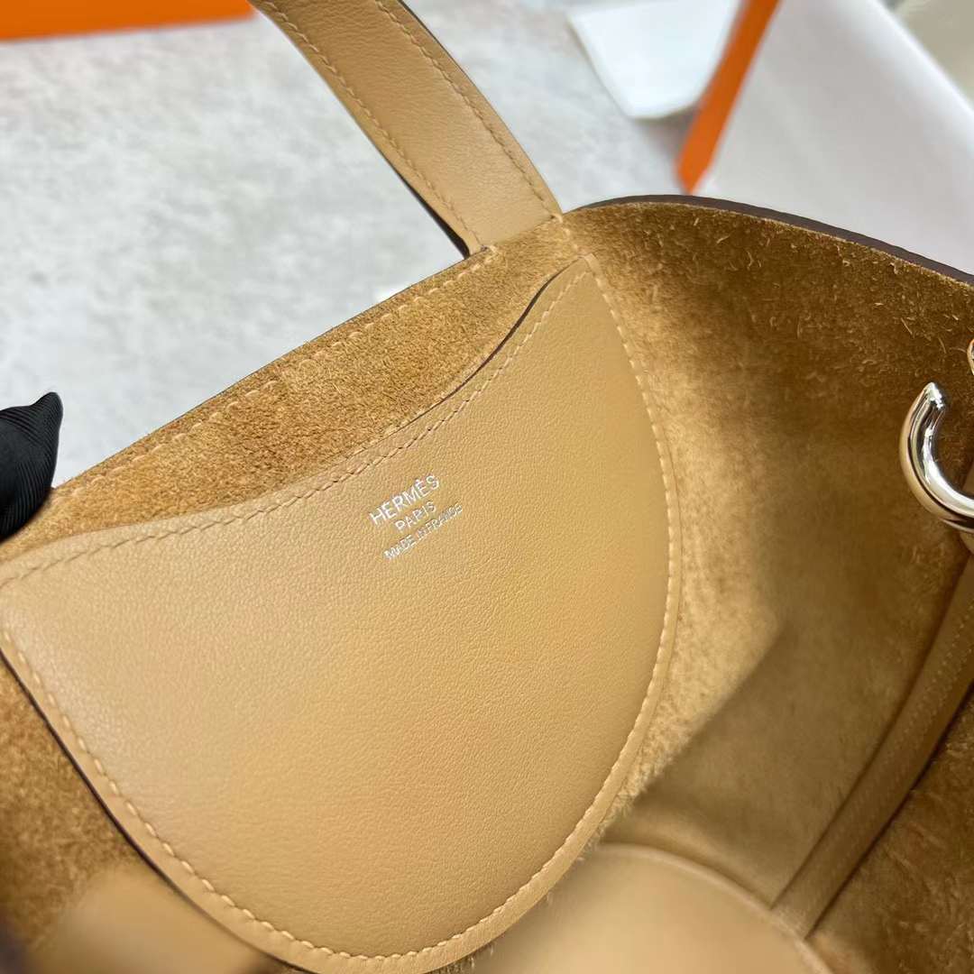 Hermès（爱马仕）In The Loop 猪鼻子 菜篮子 Clemence 拼 Swift 4B 饼干色 银扣 18cm 全手工蜡线缝制 Phw