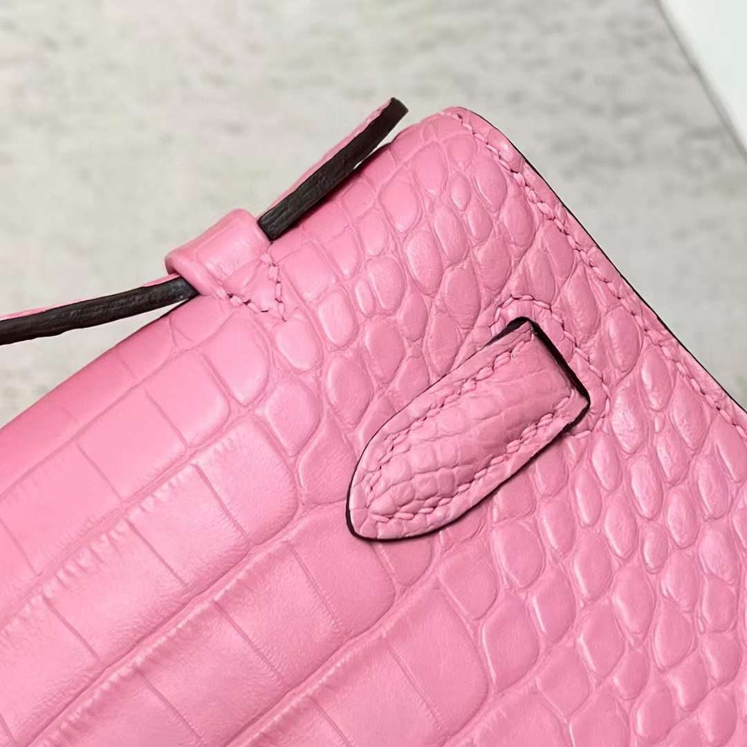 Hermès（爱马仕）Mini Kelly Pochette 雾面美洲鳄鱼皮 5P 樱花粉 银扣 22cm 全手工蜡线缝制 Phw