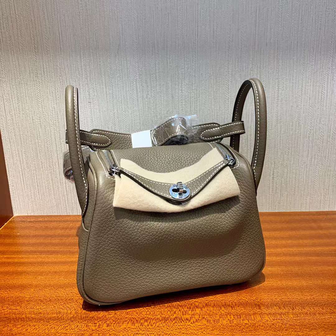 Hermès（爱马仕）Mini Lindy 迷你琳迪包 Clemence 原厂进口大牛皮 Ck18 大象灰 银扣 19cm 全手工蜡线缝制 Phw