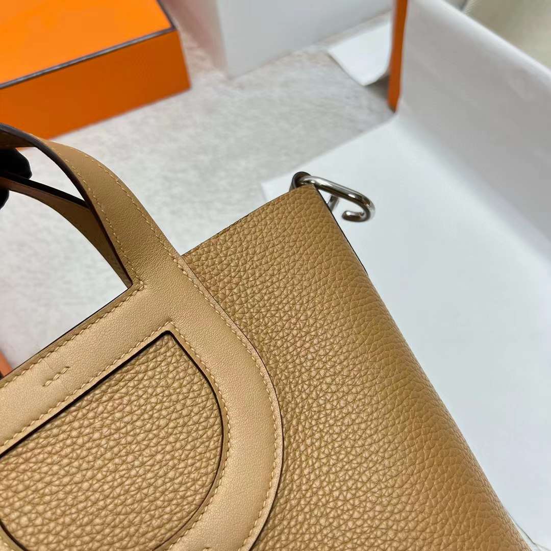 Hermès（爱马仕）In The Loop 猪鼻子 菜篮子 Clemence 拼 Swift 4B 饼干色 银扣 18cm 全手工蜡线缝制 Phw