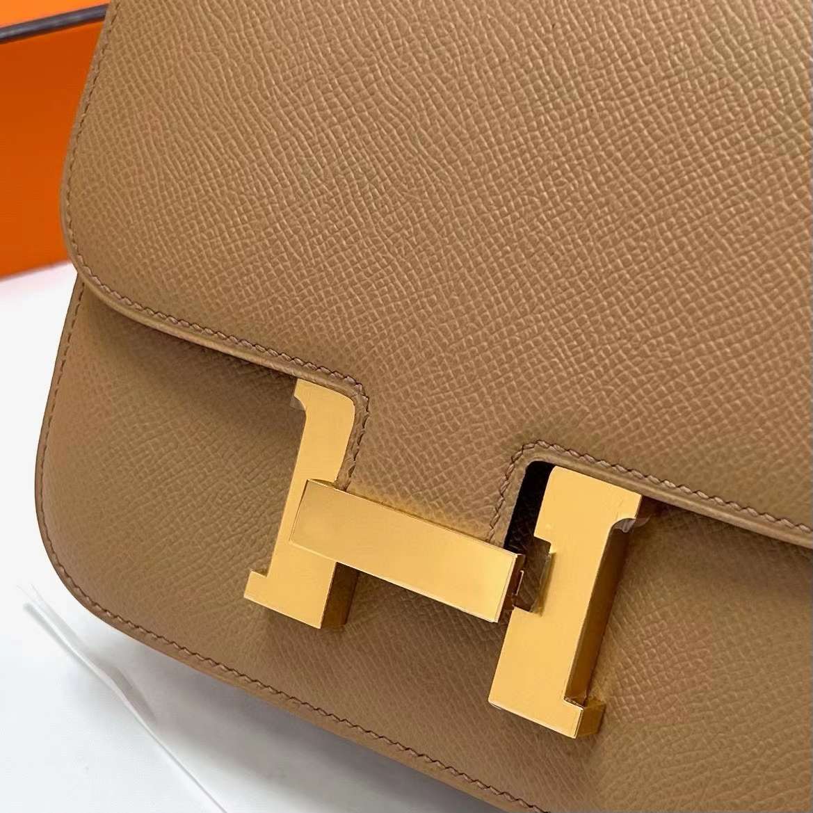 Hermès（爱马仕）Constance 空姐包 Epsom 0M 奶茶色 金扣 19cm 全手工蜡线缝制 Ghw