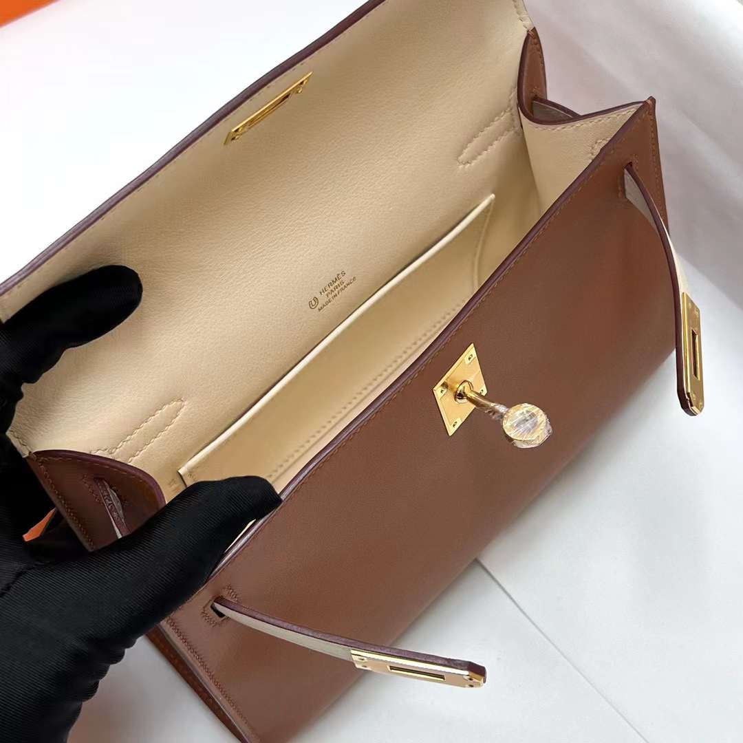Hermès（爱马仕）Mini Kelly Pochette Swift Ck37 金棕色 拼 i2 奶油白 金扣 22cm 全手工蜡线缝制 Ghw