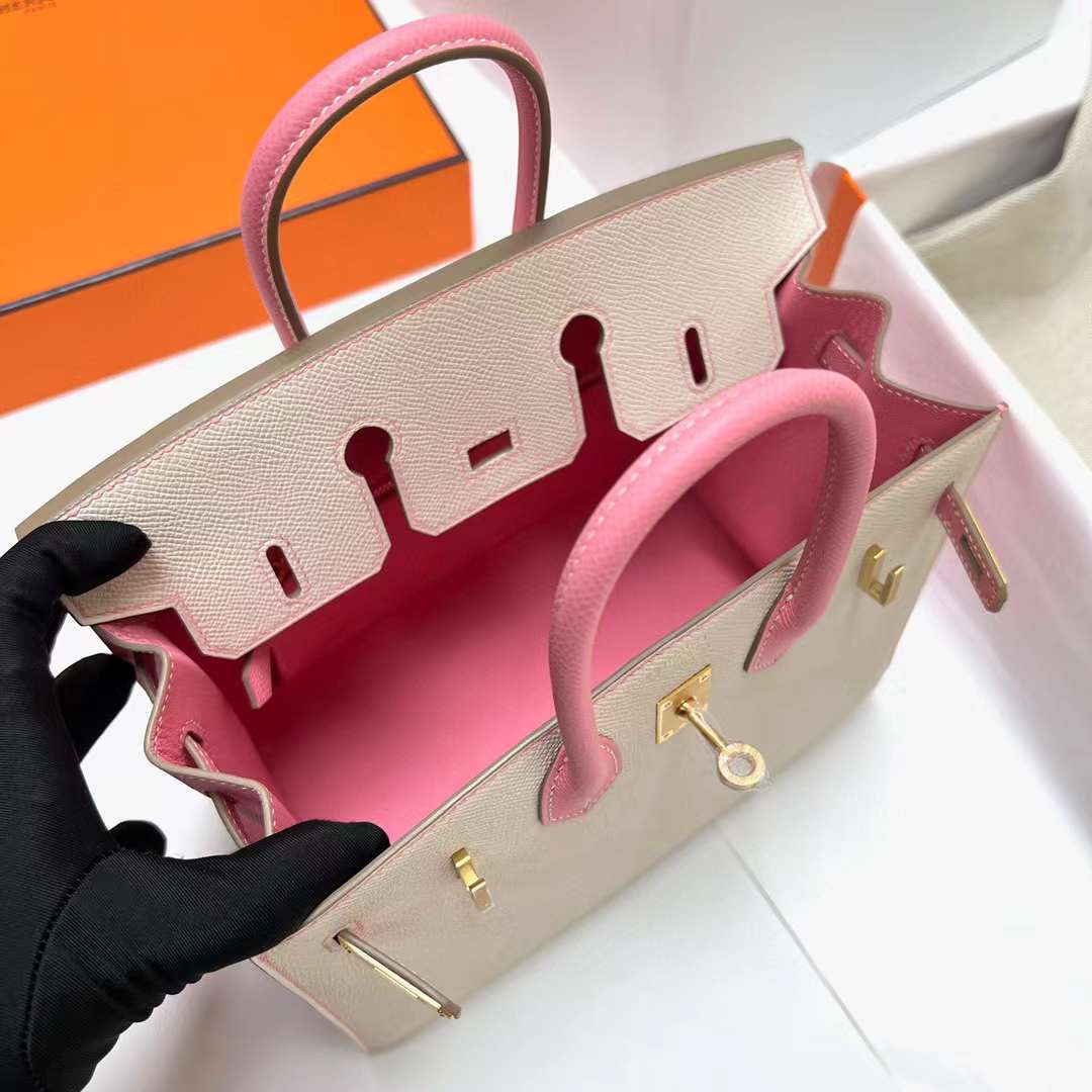 Hermès（爱马仕）Birkin 铂金包 Sellier Epsom Ck10 奶昔白 拼 1Q 奶昔粉 拉丝金扣 25cm 全手工蜡线缝制 Mghw